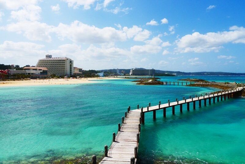 海の上にかかる桟橋