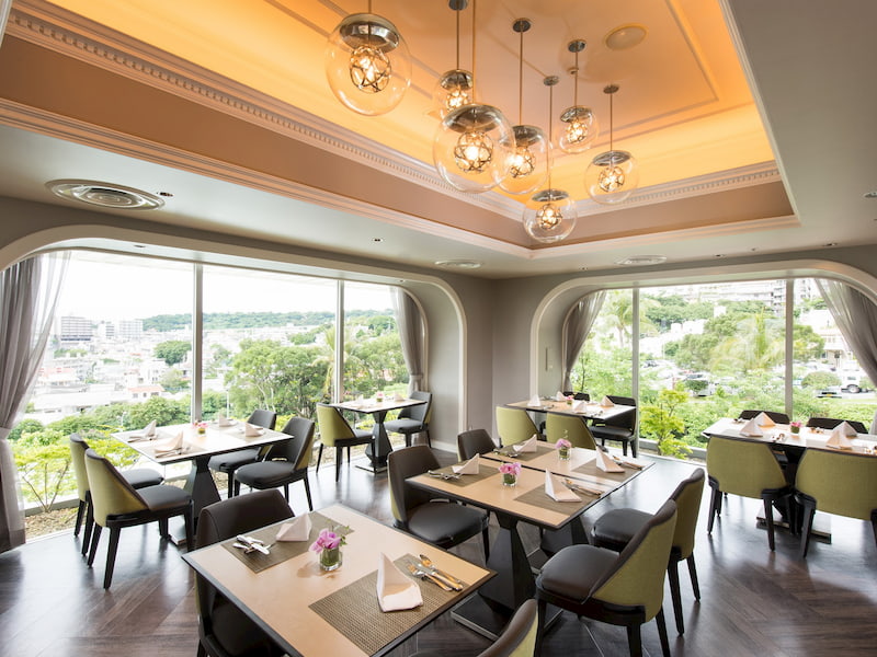 琉球・和・洋・中の50種類以上のメニューが揃う