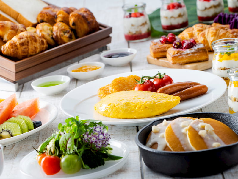 地元の伝統料理と世界各国の料理を堪能できる朝食ブッフェ