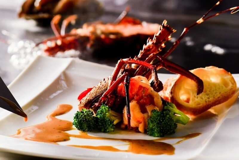 黒毛和牛やアワビが楽しめる「鉄板焼き 神戸」