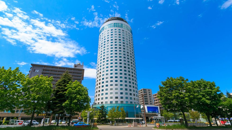 屋上にはヘリポートも！ 円筒型の老舗シティホテル