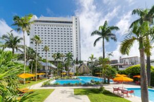 那覇市内最大級の屋外「ガーデンプール」