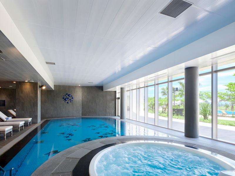 通年利用可能な温水プールとジェットバス