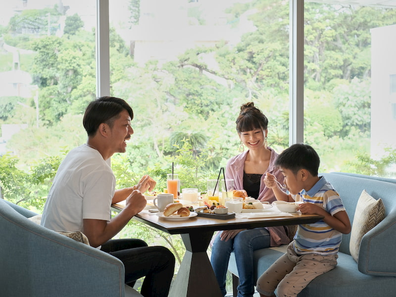 窓際のソファ席