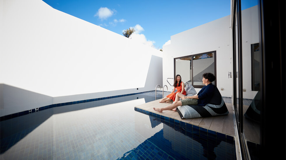 全室プライベートプール付きの客室で二人だけの優雅なリラックスタイムを