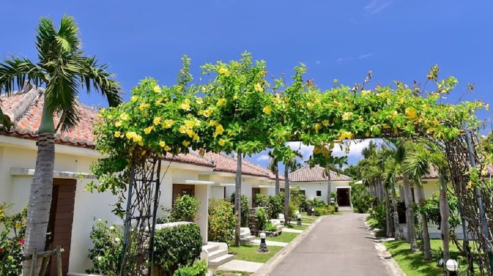 島の西海岸に広がる赤瓦と白壁のコテージ