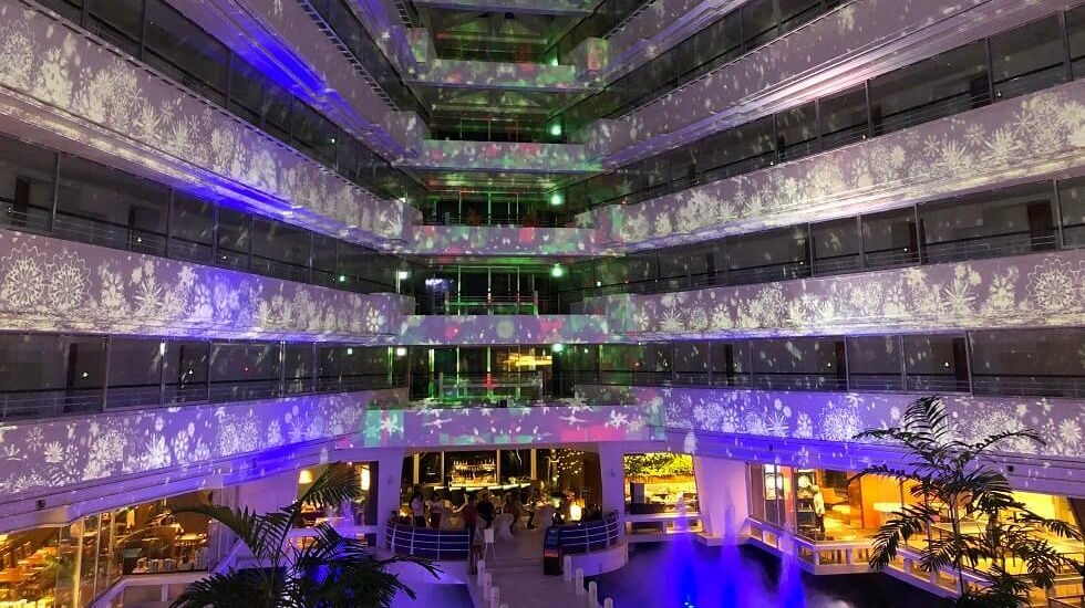 ロビー全体を使ったプロジェクションマッピング