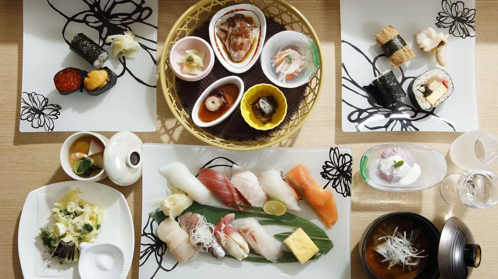 夕食は港町・函館ならではの旬が詰まった寿司コース料理