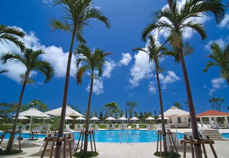 開放感あふれるガーデンプール