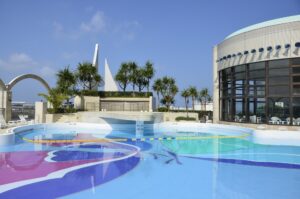 ロワジール スパタワー 那覇の屋外プール