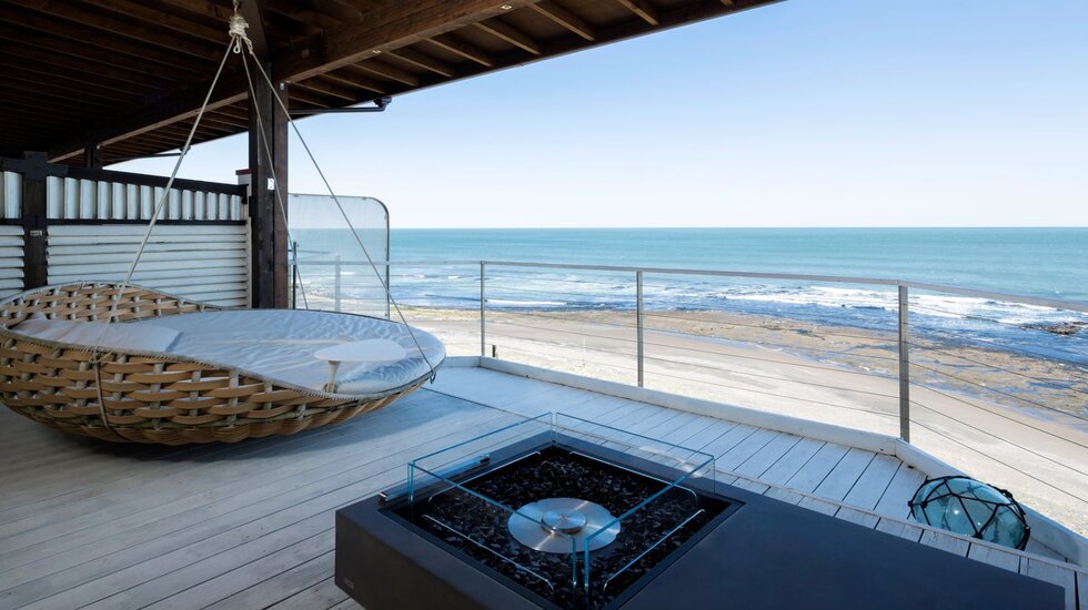 海の見えるロビーラウンジでおもてなし。心が満たされる癒やし空間