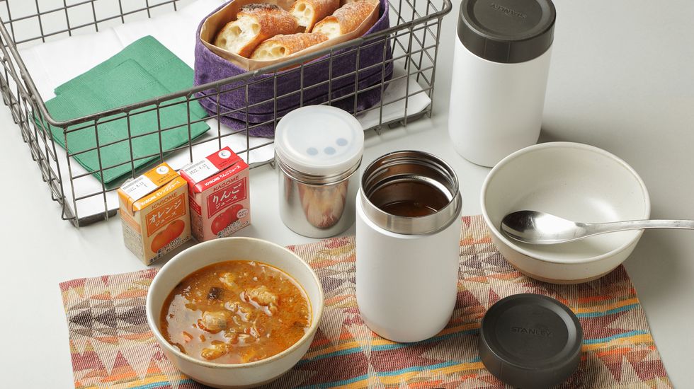 朝食は、手作りスープとバゲットを部屋でのんびりと