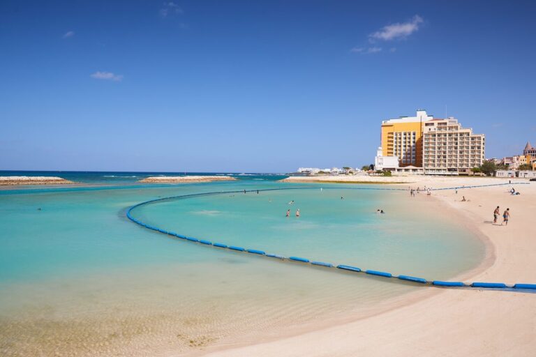 美浜アメリカンビレッジ近くにある夕陽の美しい都会派ビーチ「北谷サンセットビーチ」