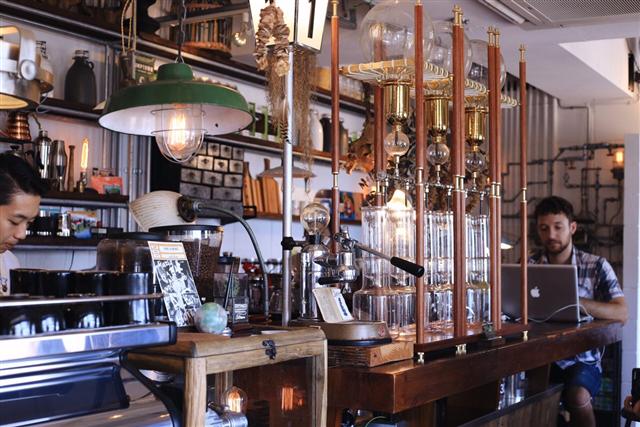 大人気のコーヒースタンド「ZHYVAGO COFFEE WORKS OKINAWA」