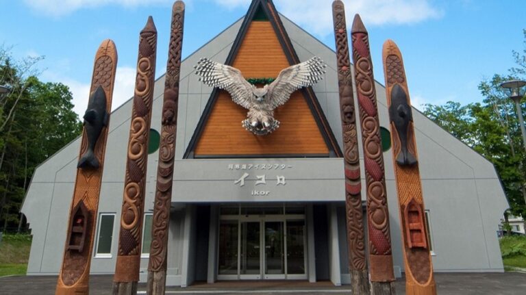 阿寒湖アイヌシアター「イコㇿ」|アイヌ古式舞踊とデジタルアートの融合作品に触れる