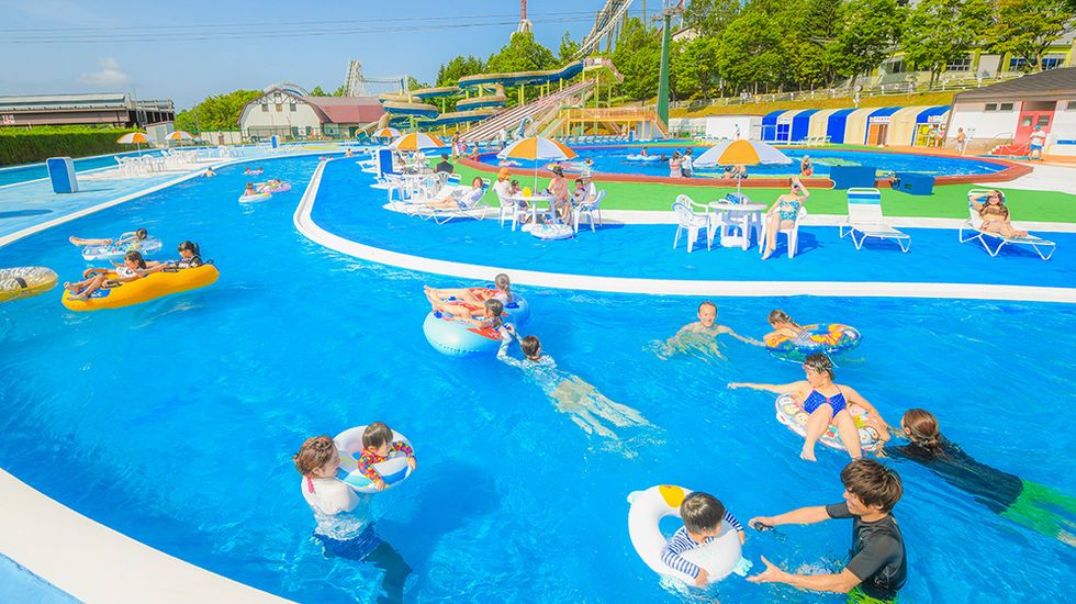 約28度の温水で、肌寒い日も快適なプールタイム