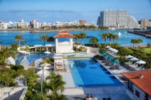 隣接する「ダブルツリーbyヒルトン沖縄北谷リゾート」のプール