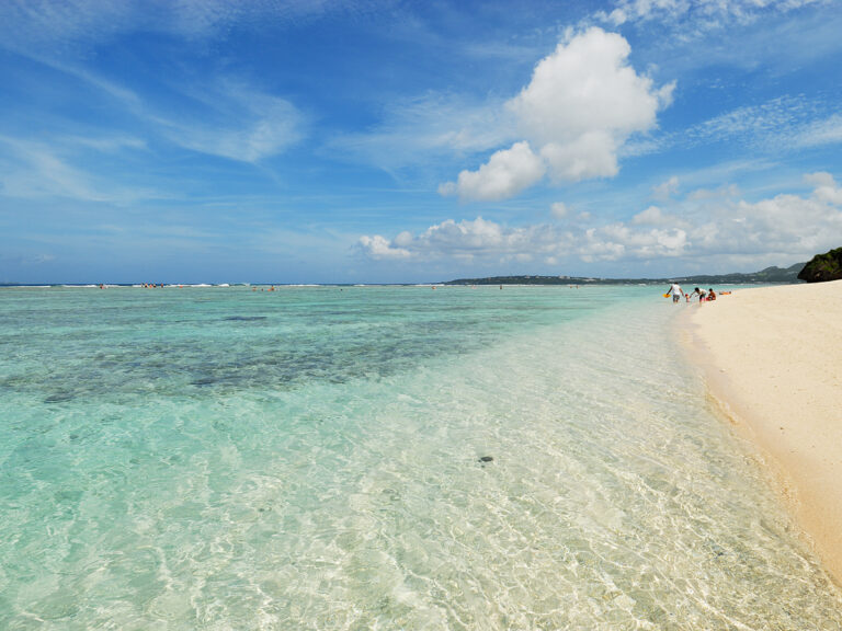 橋で繋がる離島にある透明度抜群のビーチ「瀬底ビーチ」