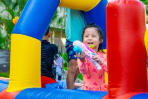 大きな船がプールに登場するバトルシップ