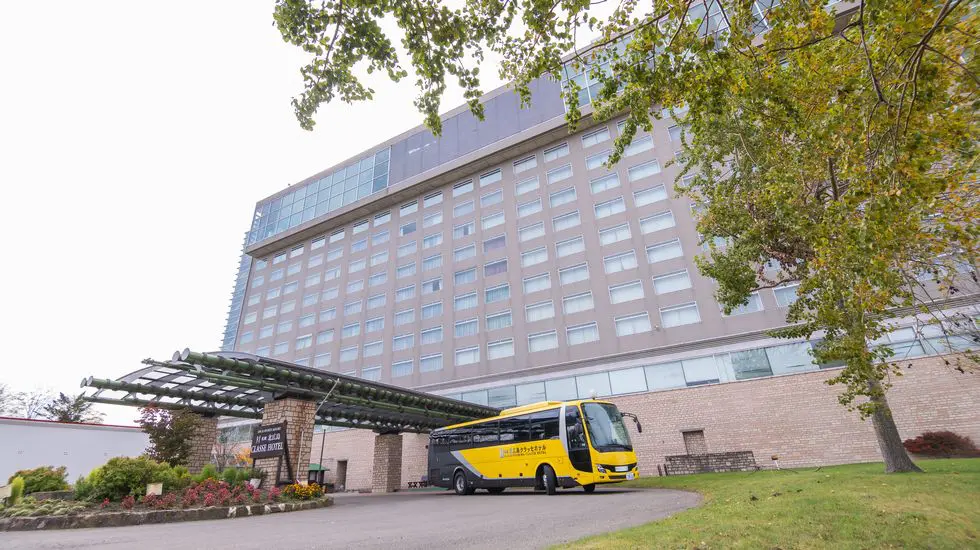 新千歳空港と札幌の両方から車で約40分。高台に佇む森に囲まれた