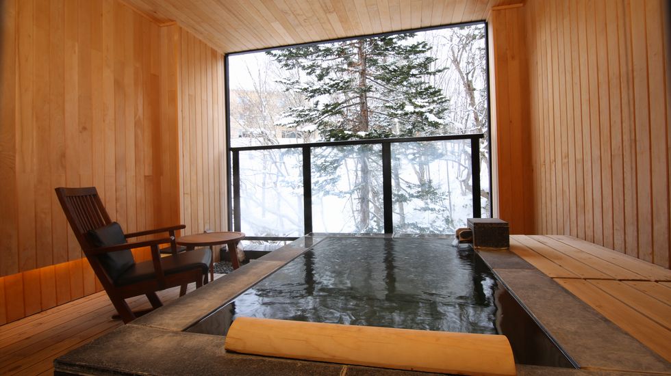 温泉露天風呂付スイート（客室一例）／テラスに温泉露天風呂が付いたスイートルーム