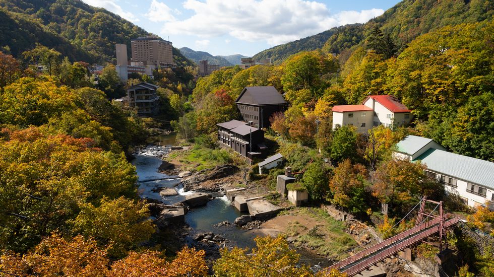 湯に憩い食で満たされる。喧騒から離れた渓谷の隠れ宿へ