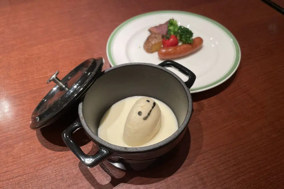 チーズの上に可愛らしい顔が描かれたパン