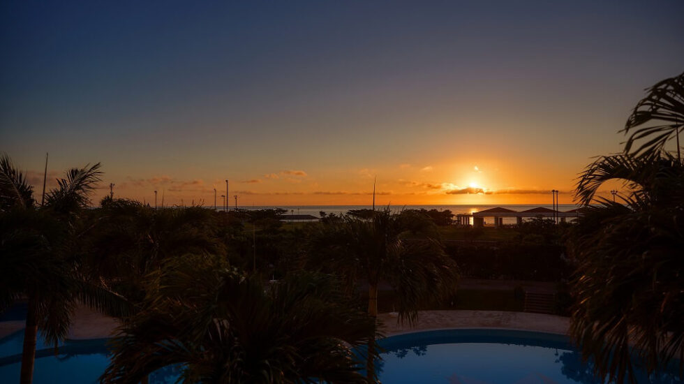 オーシャンビューのプールから夕陽を望む