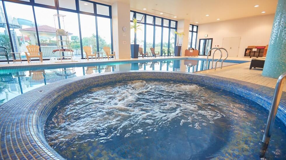 屋内プールとジェットバス