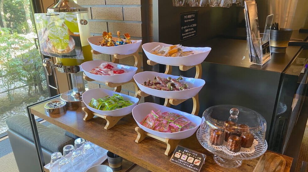 カヌレや個包装のおつまみも