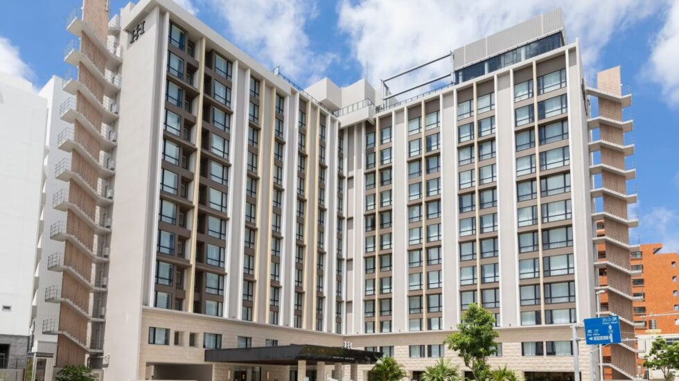 ヒューイットリゾート那覇の外観