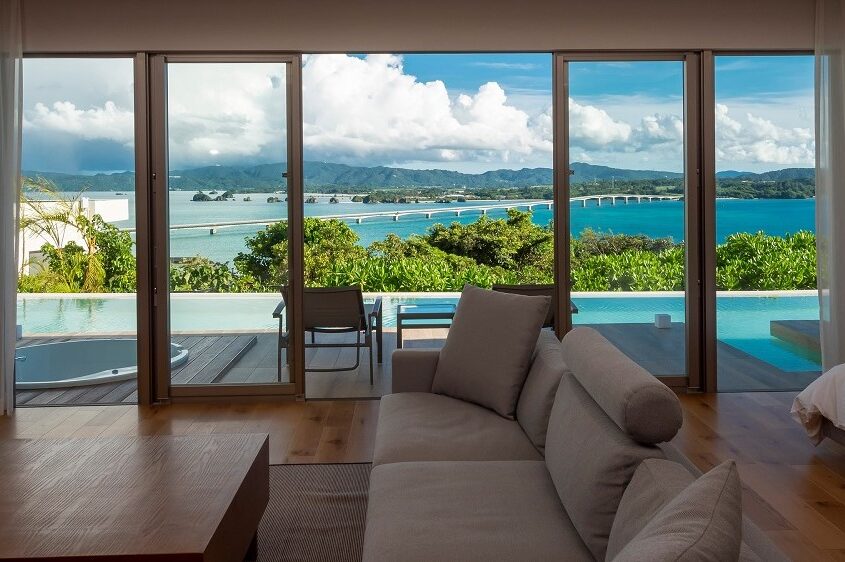 客室の大きな窓から古宇利大橋と海の絶景