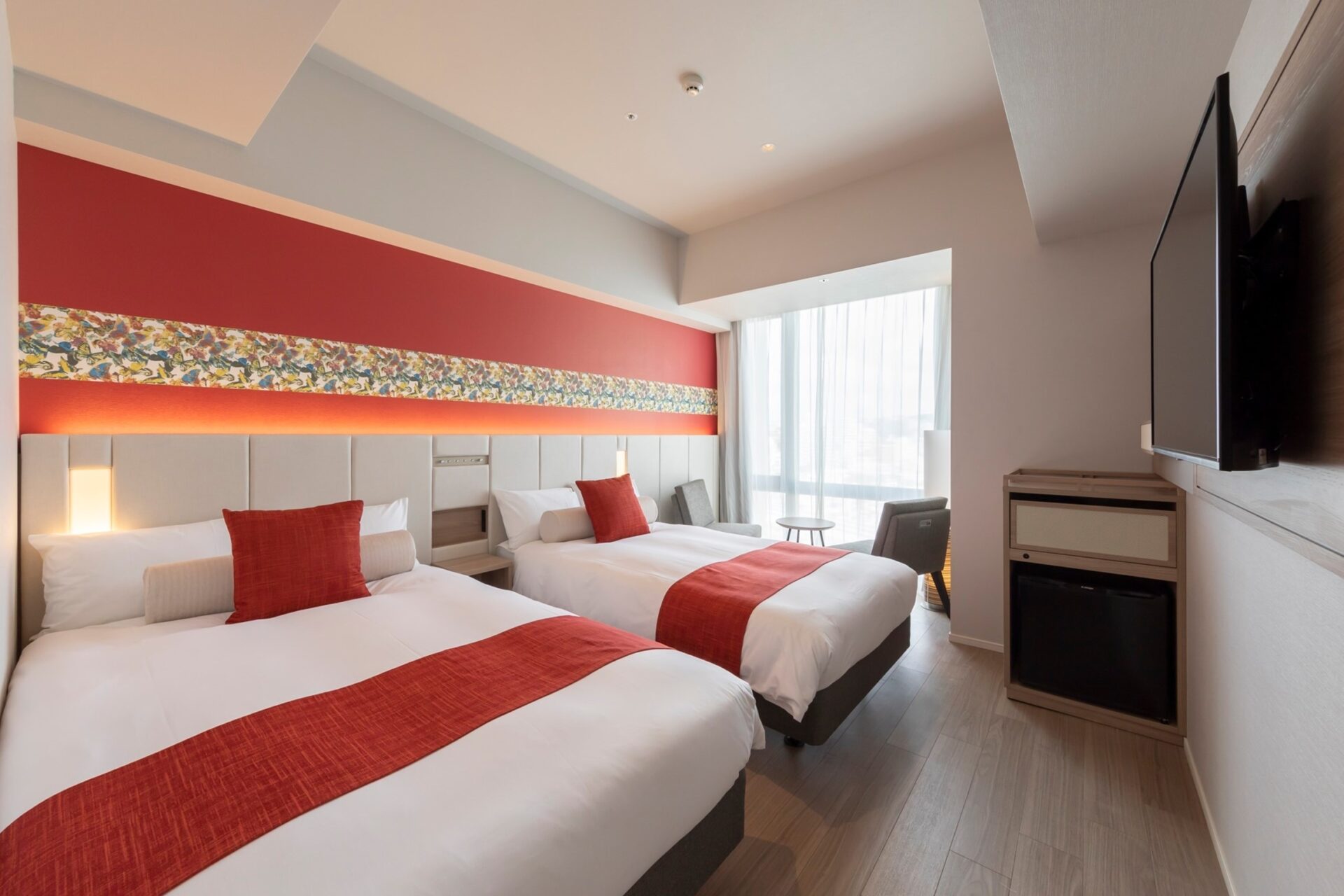 沖縄らしい色彩が鮮やか。居心地抜群の客室