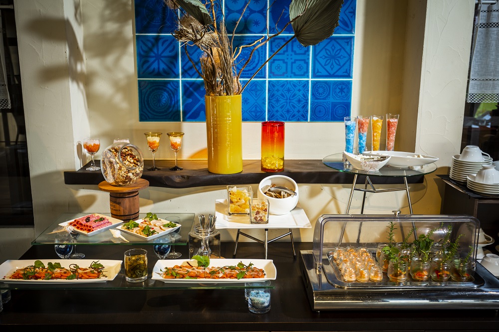 スイーツやアルコールのサービスも充実した「潮風のラウンジ」