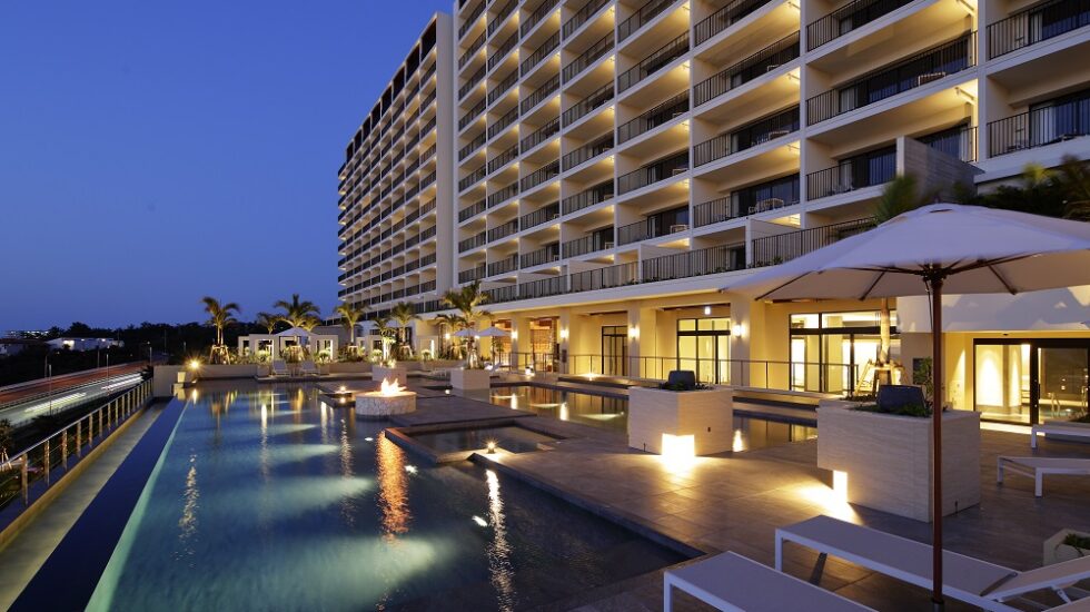 18時以降のナイトプールは、大人だけのゆったりとした空間