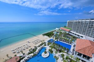 ビーチとの行き来も可能なプール