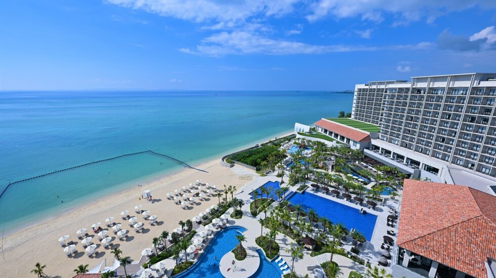 ビーチとの行き来も可能なプール