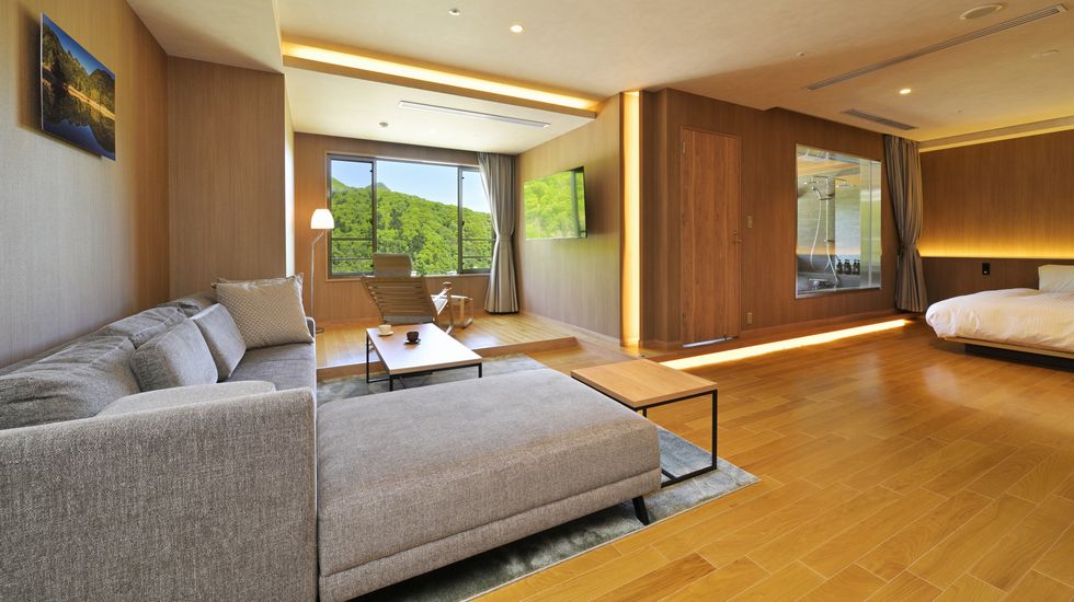 渓谷と深い森に囲まれ、温泉を堪能。壁画が印象的な和風呂も