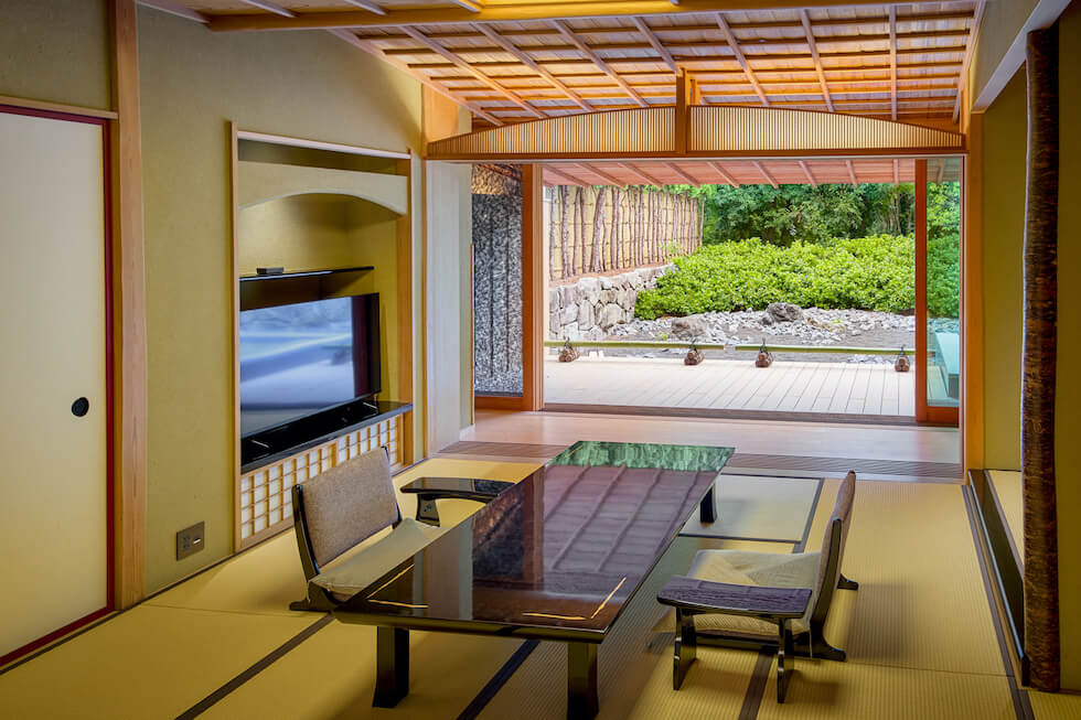 1階の和室は、風情豊かな庭園付き