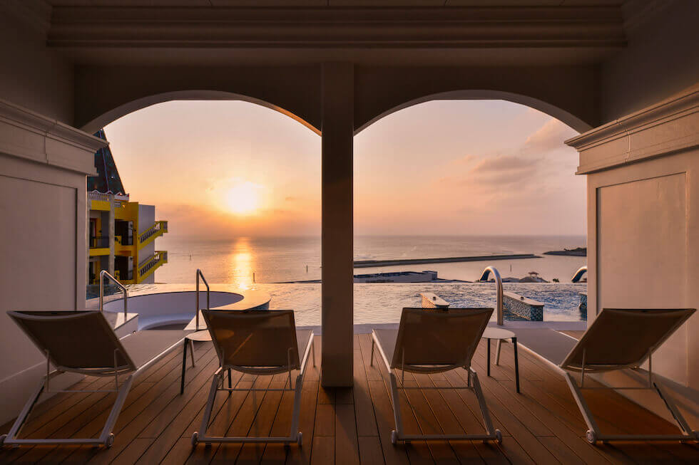 夕景のプール 画像