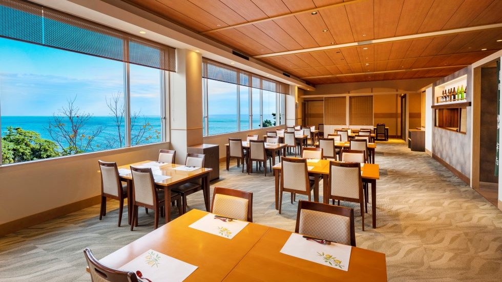 オーシャンビューの空間で味わう日本料理は格別