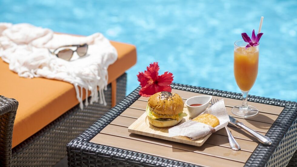 プールサイドで楽しめるドリンク&フードメニュー