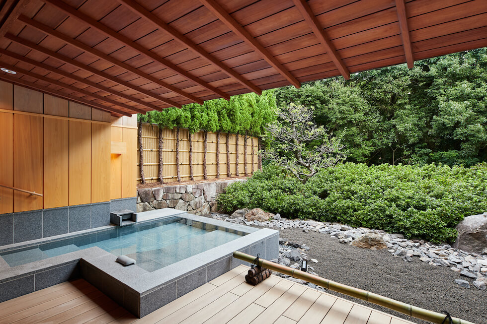 海洋深層水が注がれる、露天風呂