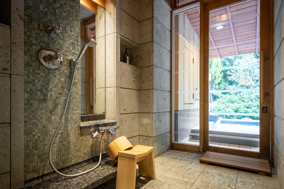 独立したシャワーブースもあり快適