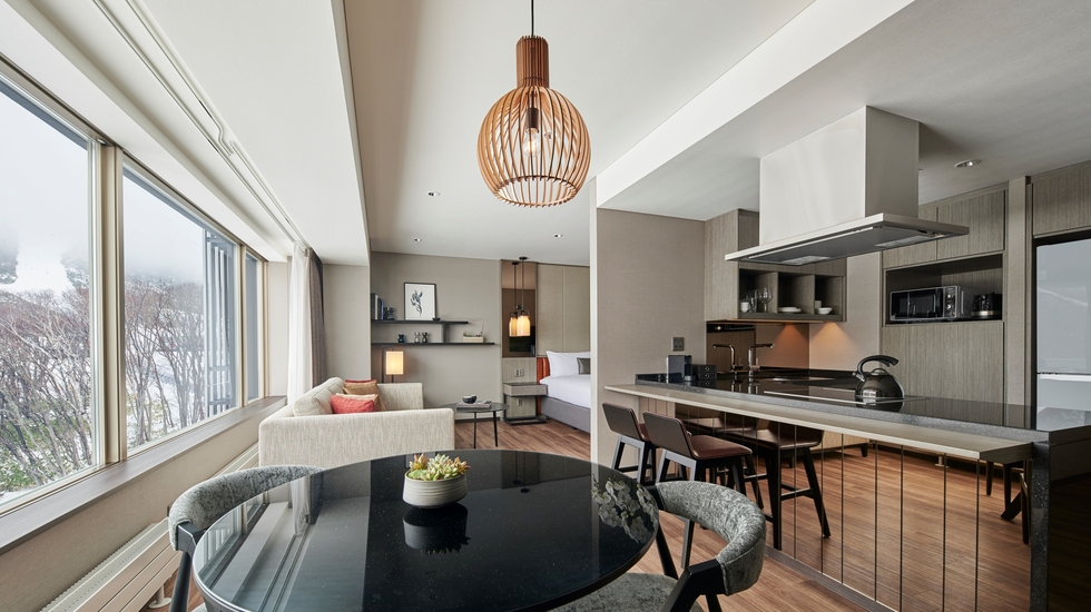 暮らすような居心地の良さ。長期滞在に便利な家電付きスイート