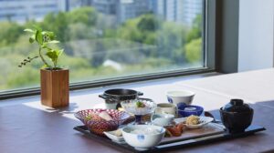 札幌の街並みを見下ろしながら朝定食を味わう