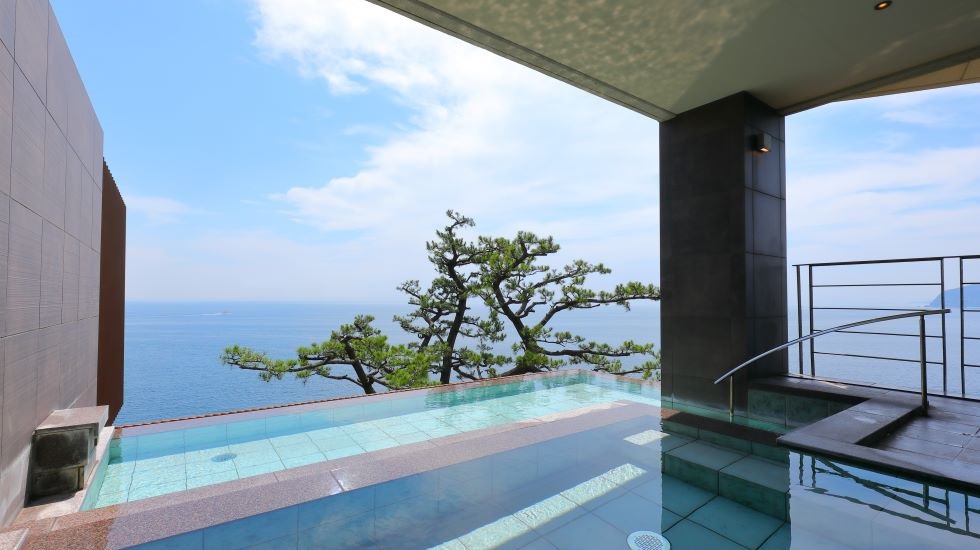 まるで海と空に続くよう。スパリウムニシキの露天風呂