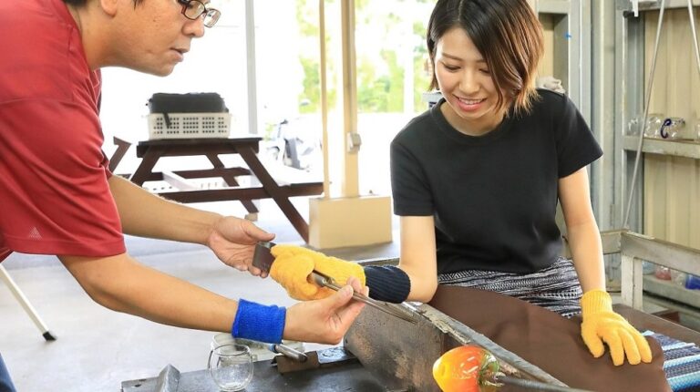 ｢匠工房｣の手作り体験で、旅の思い出をキラキラの琉球ガラスに込めて