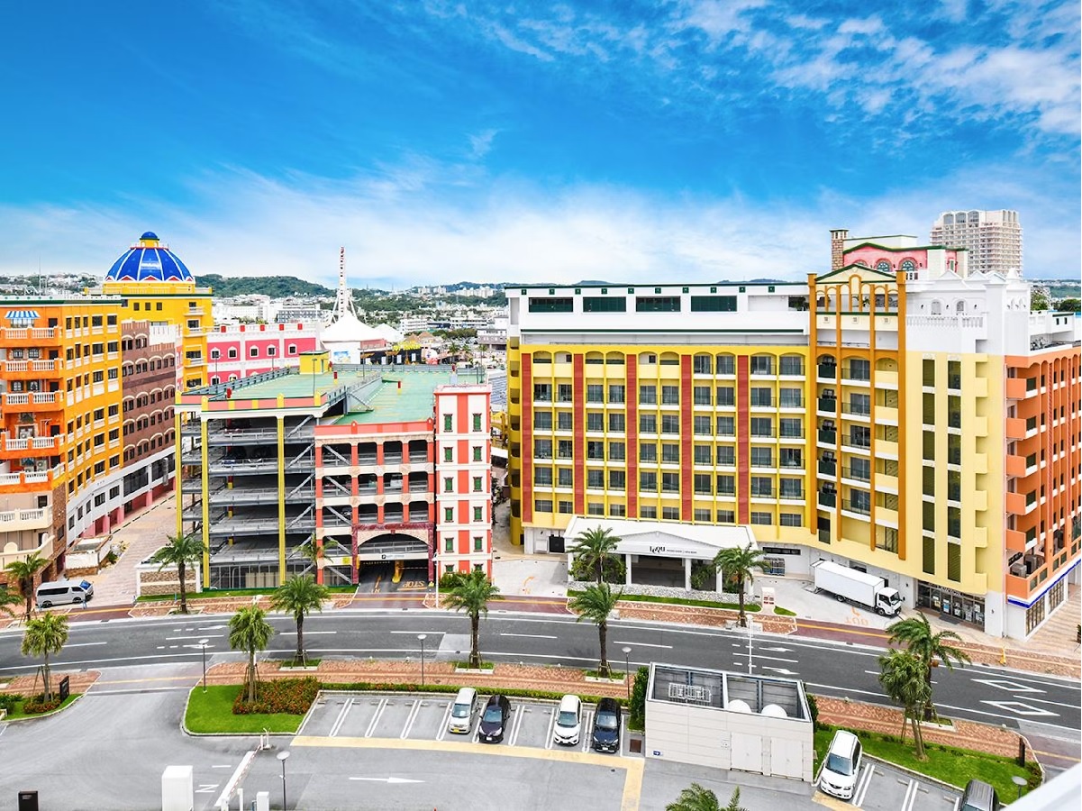 海まで続いているようなインフィニティプールで、非日常を満喫