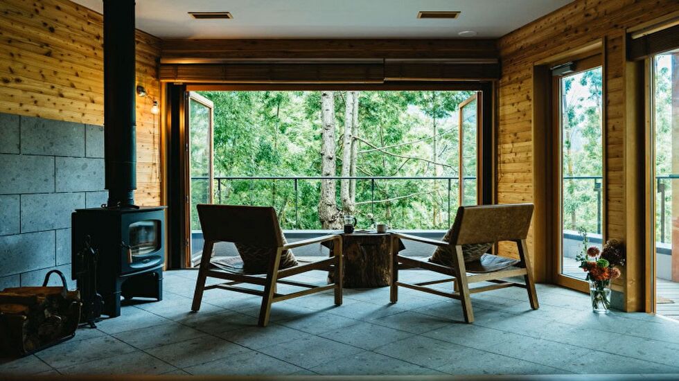 五感に響く森の中のヴィラ。専用温泉も備わる癒やし空間